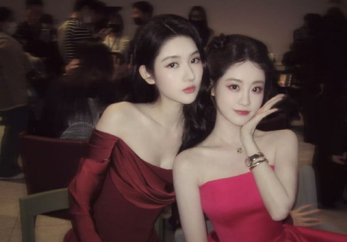 祝绪丹和王玉雯同框自拍两张精致的脸庞放在一起都不知道选谁了，对眼睛太友好了