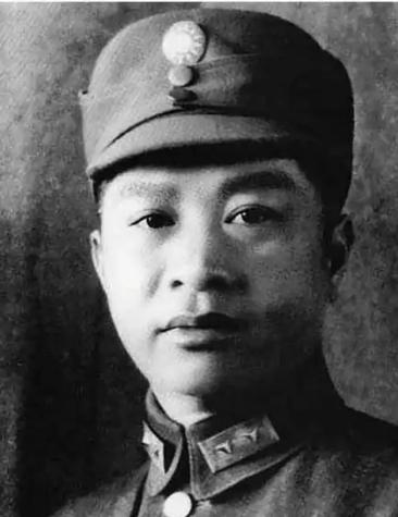 1912年，叶挺被迫娶了童养媳黄春，新婚夜，他被父亲警告：“给我好好圆房，给叶家