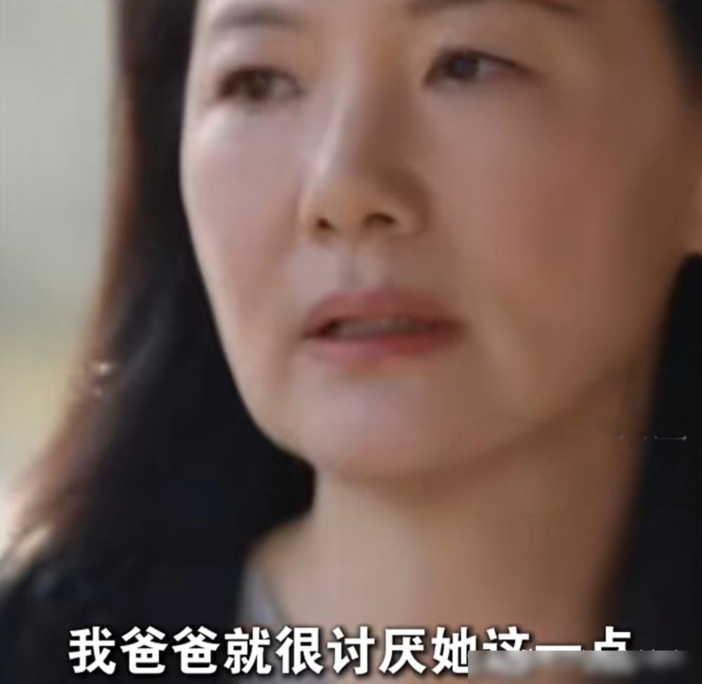 演员咏梅说：“我爸爸是大学生，我妈妈是农村出来的，我妈她永远忽视我，比如说一个蛋
