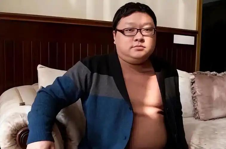 文强的儿子文伽昊，今年45岁了，定居在重庆，早已撕掉了过去所有标签，安安稳稳过着