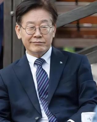 可能没有人会想到李在明这次访华面临着多大的压力，国内多少人想给他使绊子。 在