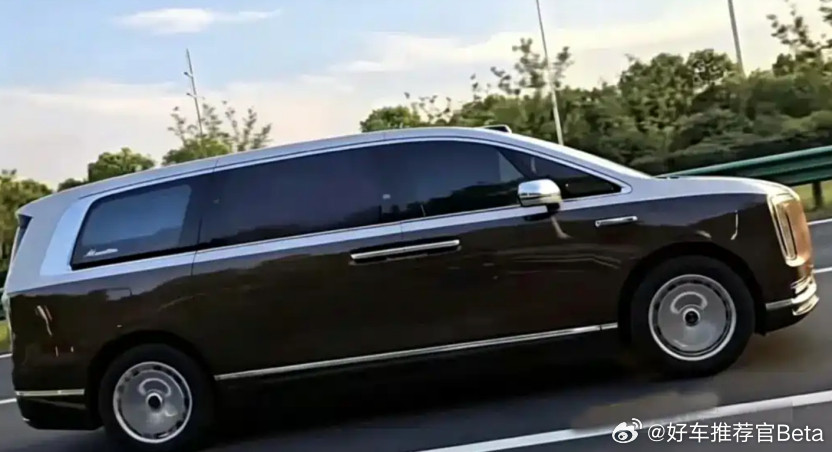 理想MEGA遇到对手了？日前，有网友拍到了尊界V800的实车。从外观上看，尊界V