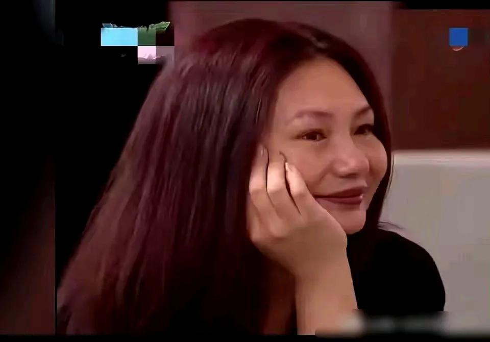 那时黄春梅还风韵犹存，她那双看爱女主持的眼睛充满着温情，当时的大小S风光无限那，