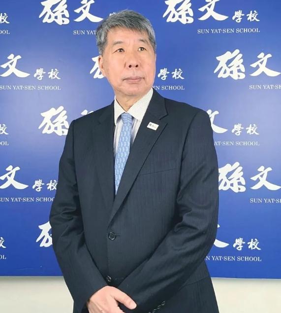 有人说“只有张亚中是真正的统派”。非也。其实张亚中并非真统派，而是货真价实的拖统