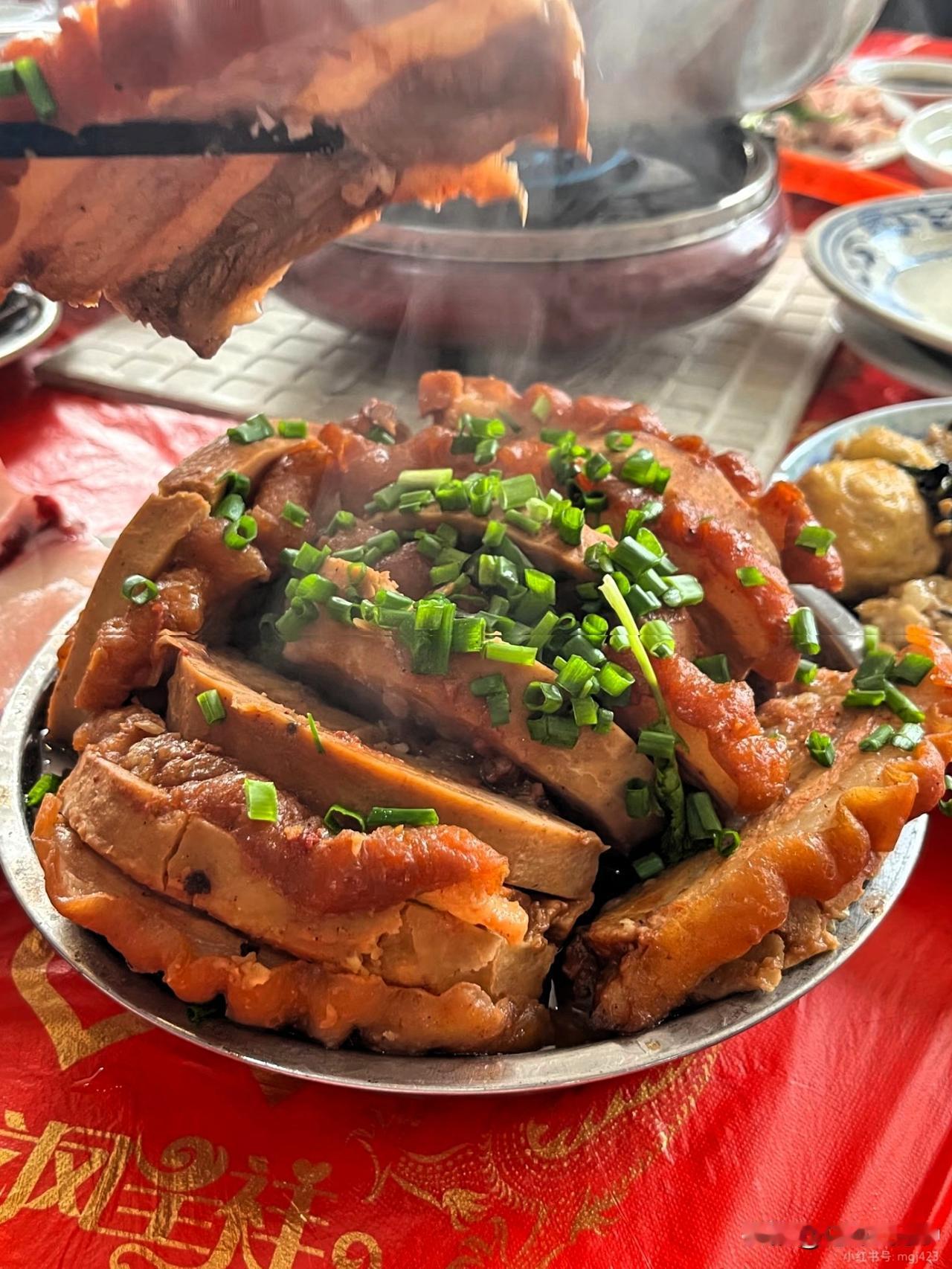 我极其讨厌公公，每次家里有好吃的，他都叫一大堆人来吃，我和老公只能站着夹菜去旁边