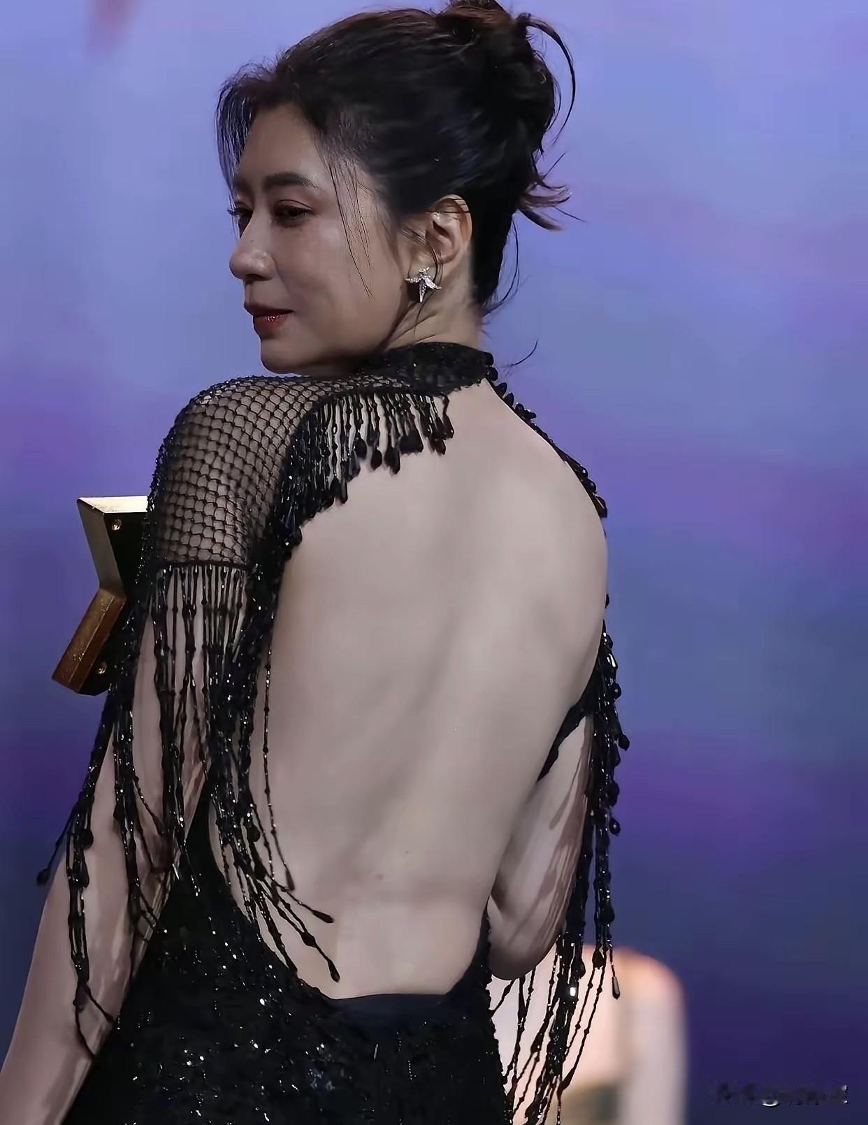 看脸我不信看背我大概心里有底了贾静雯这衰老甚至称不上是断崖式一整个直接就是