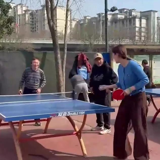 近日，乒乓球运动员钱天一在社交媒体上分享了一段在南京武定门公园晨练的视频，引发网
