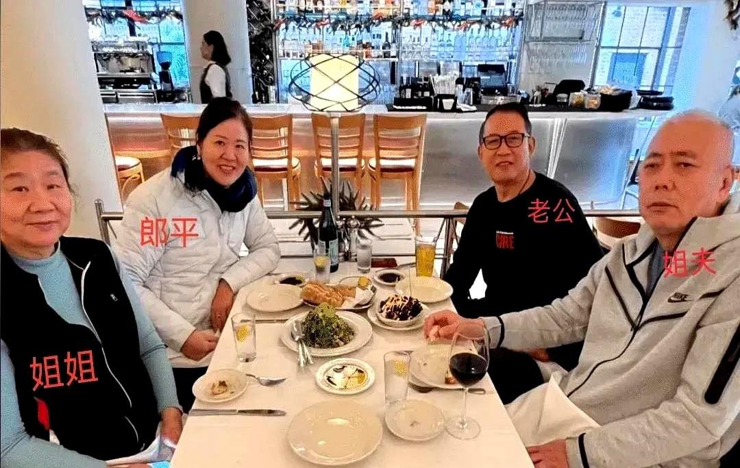 62岁的郎平和72岁的教授老公王育成，65岁的亲姐郎洪，以及姐夫结伴下馆子！