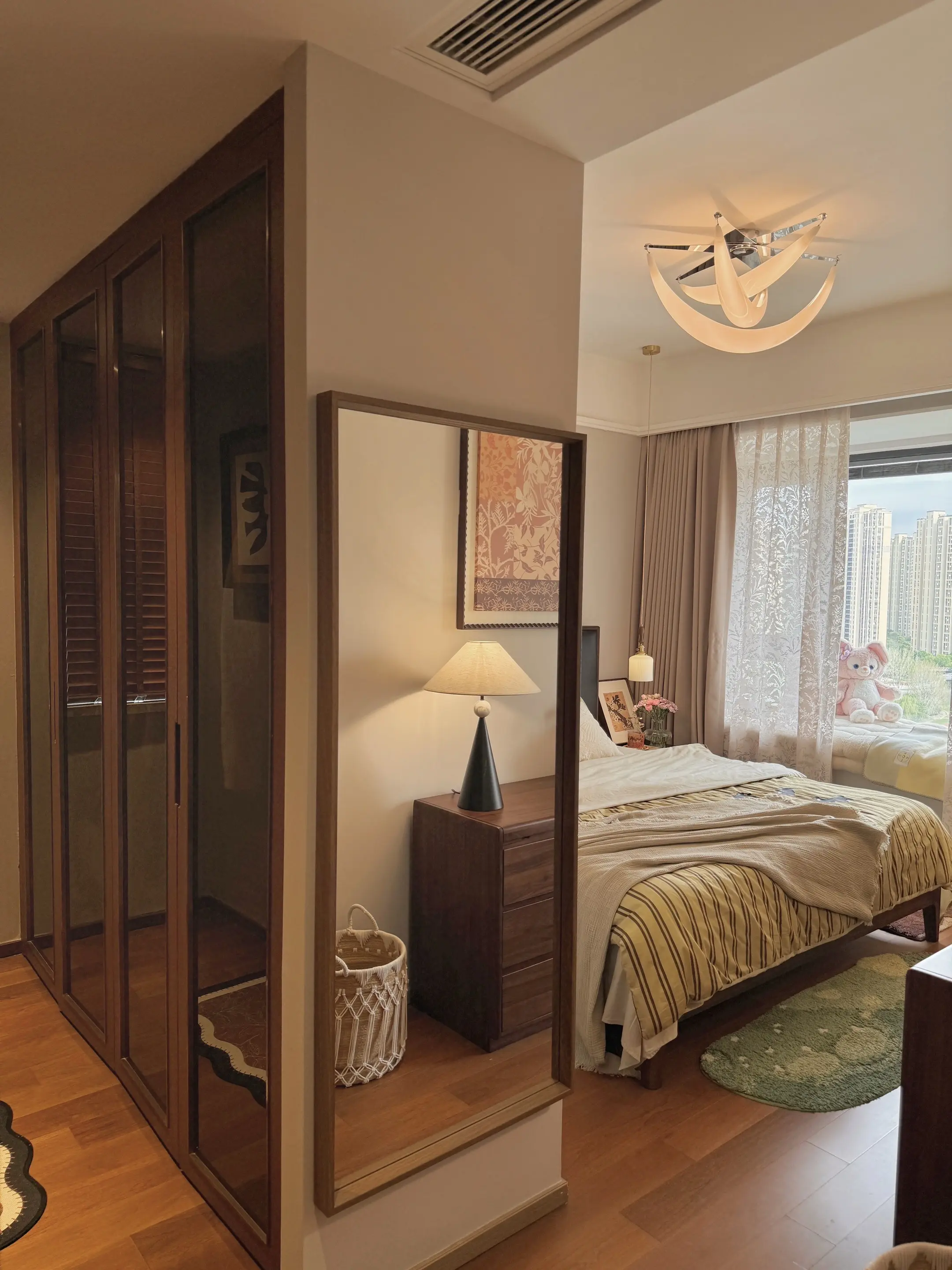 好看的卧室，真的离不开温暖的灯光，舒适的床品，以及赏心悦目的挂画🖼️