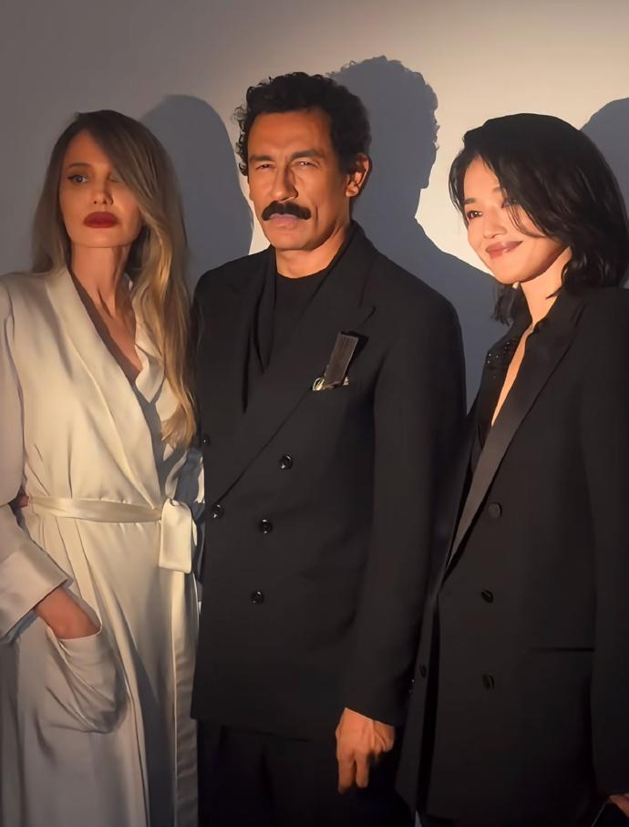 最近舒淇和安吉丽娜朱莉一起出席时尚活动，两位虽然搭配风格不同，不过都很有魅力。