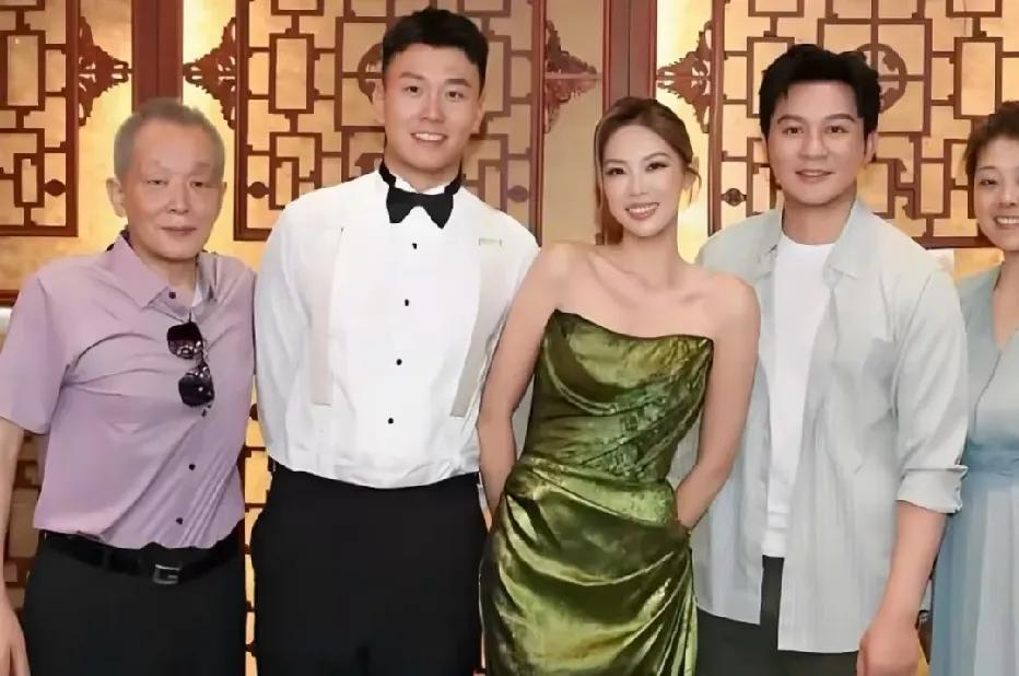 李晨在同父异母妹妹婚礼上与父亲，继母的留影，李晨在演艺圈打拼多年，既是演员也是知