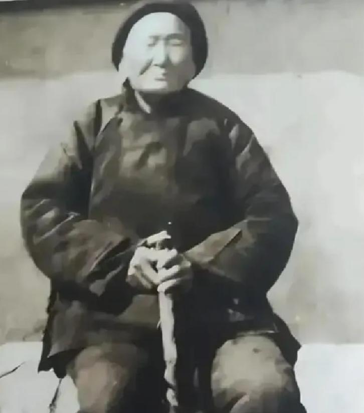1941年，一大娘请汉奸侄子吃饭，席间压低声音说：孩子，给我弄三百发子弹。侄子当