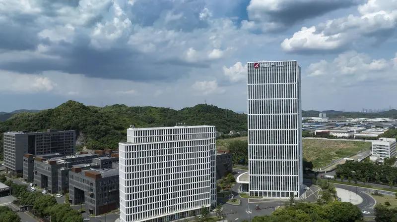 昨天在9.95元卖出了一半的岩山科技，收盘9.9元，成交77.21亿，换手率14