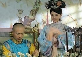 1656年，董鄂氏怀孕，丈夫博穆博果尔知道后，竟愤怒地将董鄂氏肚子里的孩子踢到流