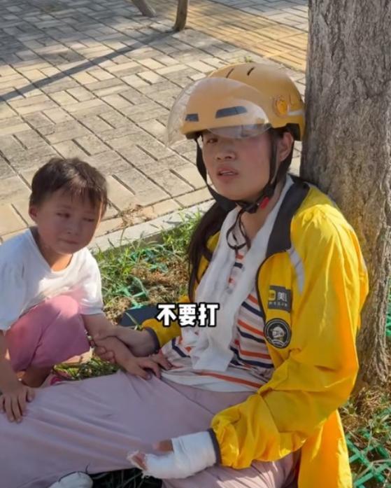 看哭了！亳州，母女送外卖骑车摔倒后靠在树干上休息，路过男子一看中暑了！拿起手机就