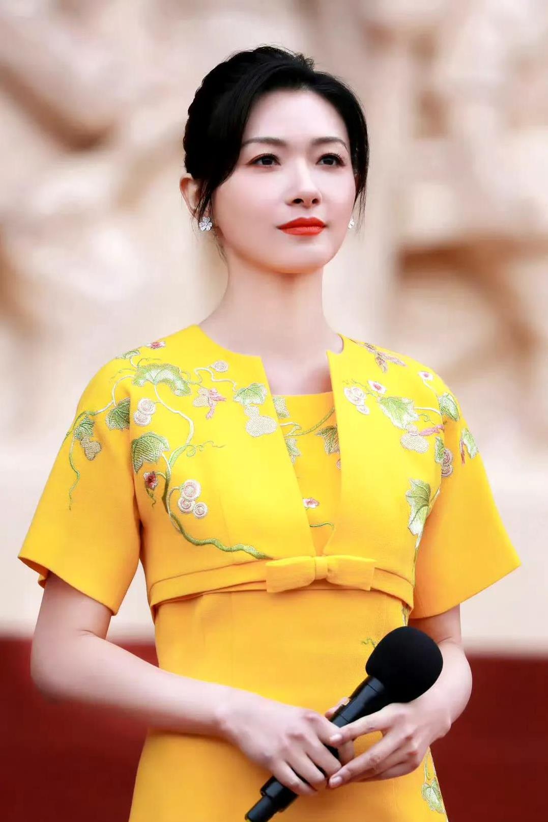 她这样穿好像央视女人周涛啊，她就是被演员耽误的主持人啊？气质也太好了，端庄优雅、