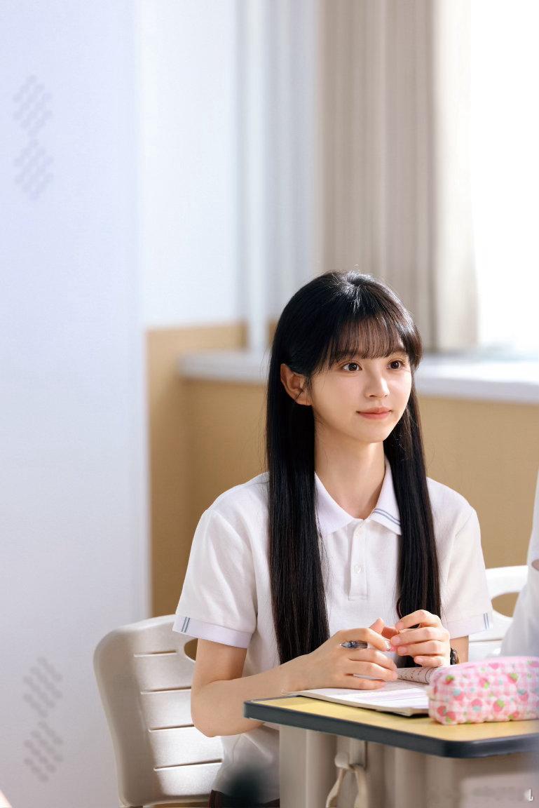田曦薇怎么洗把脸就来演林知夏了天才女友林知夏的穿搭每套都想求链接，但最想求的是