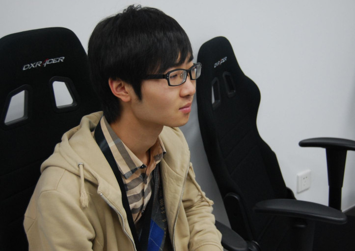 鲷哥跟弹幕闲聊称目前国内找不出10个比他厉害的carry，想了下还确实是，现在敢