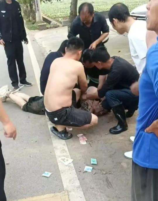湖南，一69岁大爷撞见一名女子正遭侵害，自己年迈体弱根本打不过对方，可就在那生死