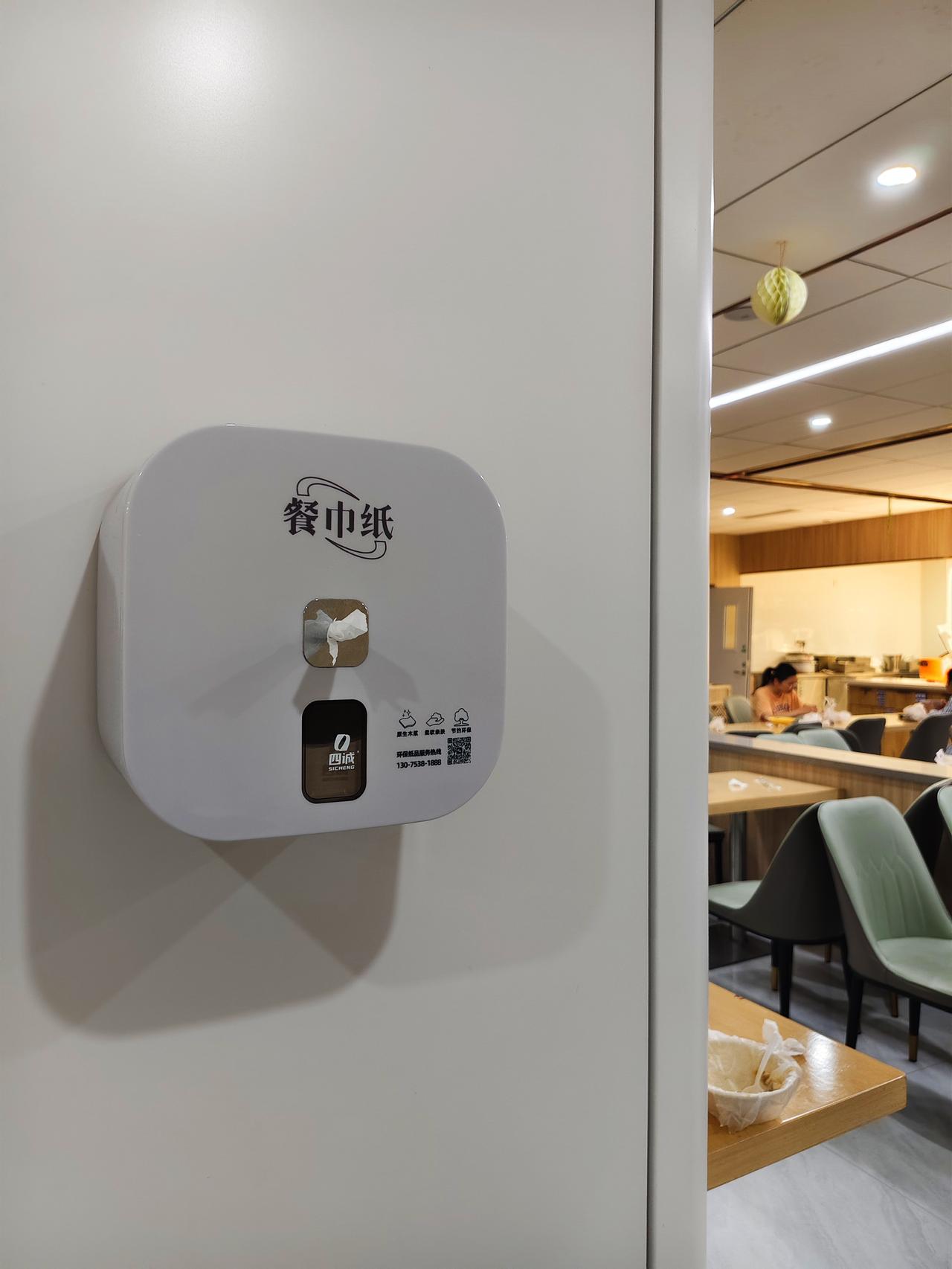 这算不算贪小便宜！省中医营养餐厅为了给顾客提供方便，在餐厅多处墙壁上挂上餐巾纸。