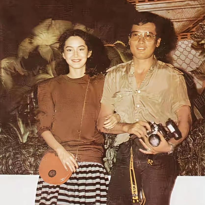 1980年，林青霞和秦汉，在美国旧金山订婚后，一张罕见的合影，当时的他们恩爱有加