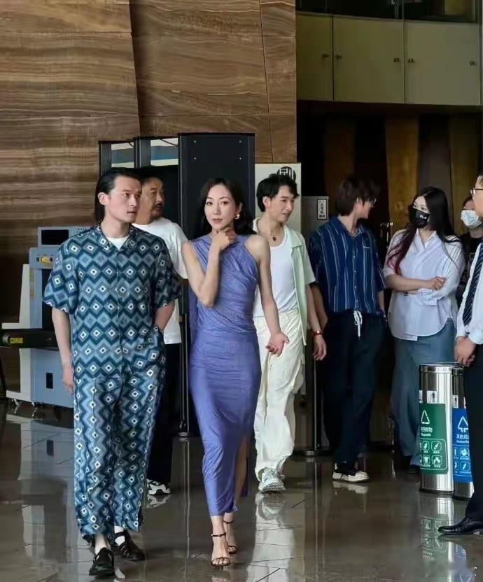 看了这张照片才知道胯的重要性，无胯没有曲线感，有胯才好看