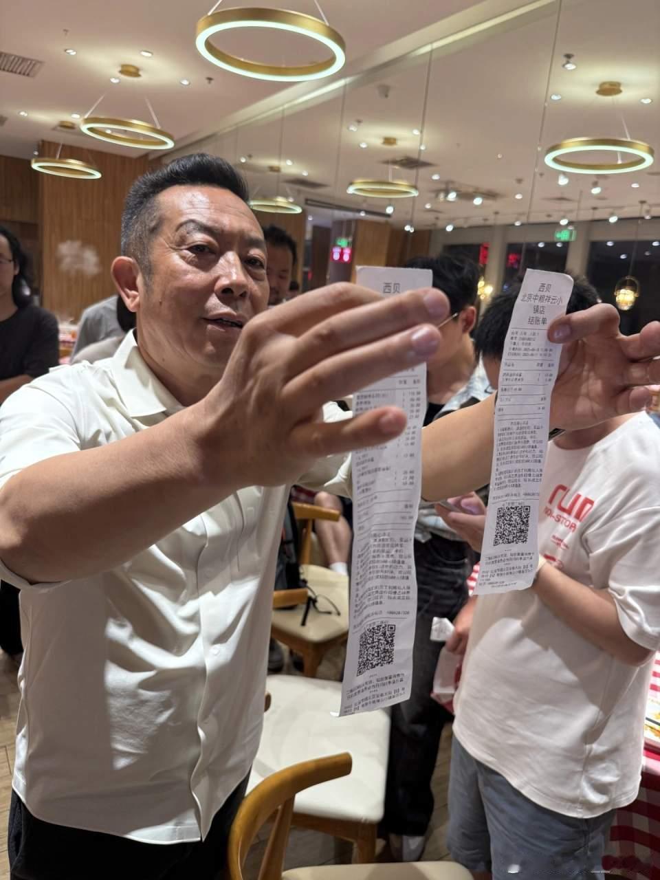 说真的，我还是很希望贾老板能坚持下去，西贝能开下去。西贝的很多菜口味其实还是很不