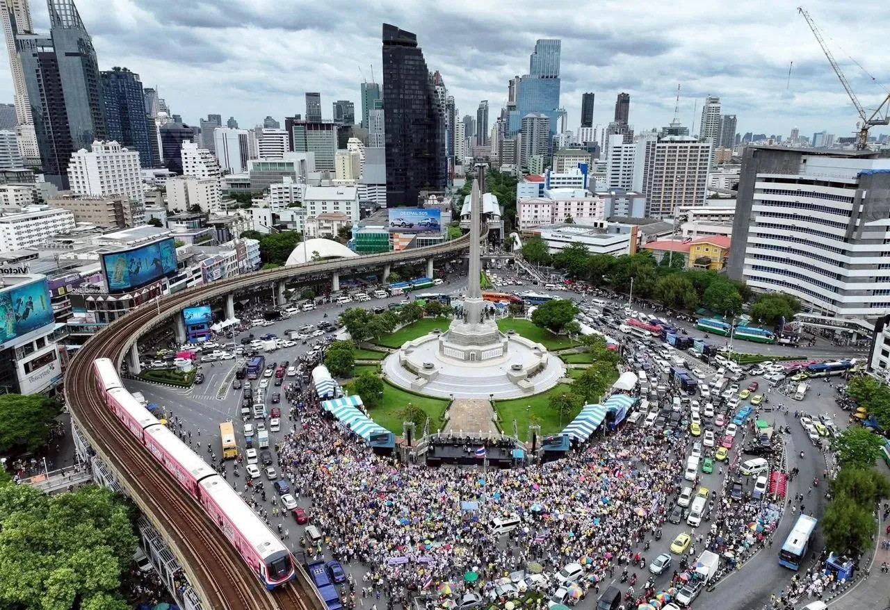 泰国总理下台？四千人街头怒吼！啥情况？泰国炸锅了！四千多