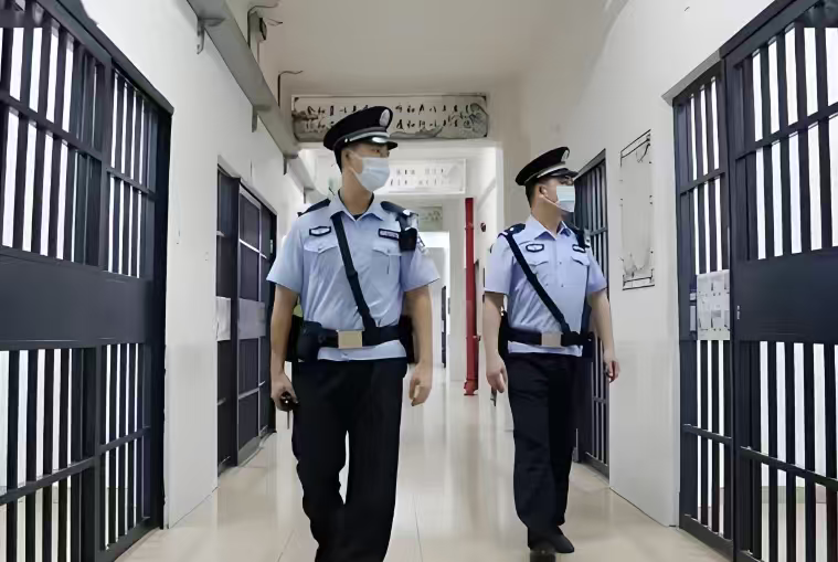 朋友特别想考狱警！他还特意去问过，杭州的狱警福利特别好，但一个月工资就能轻松过万