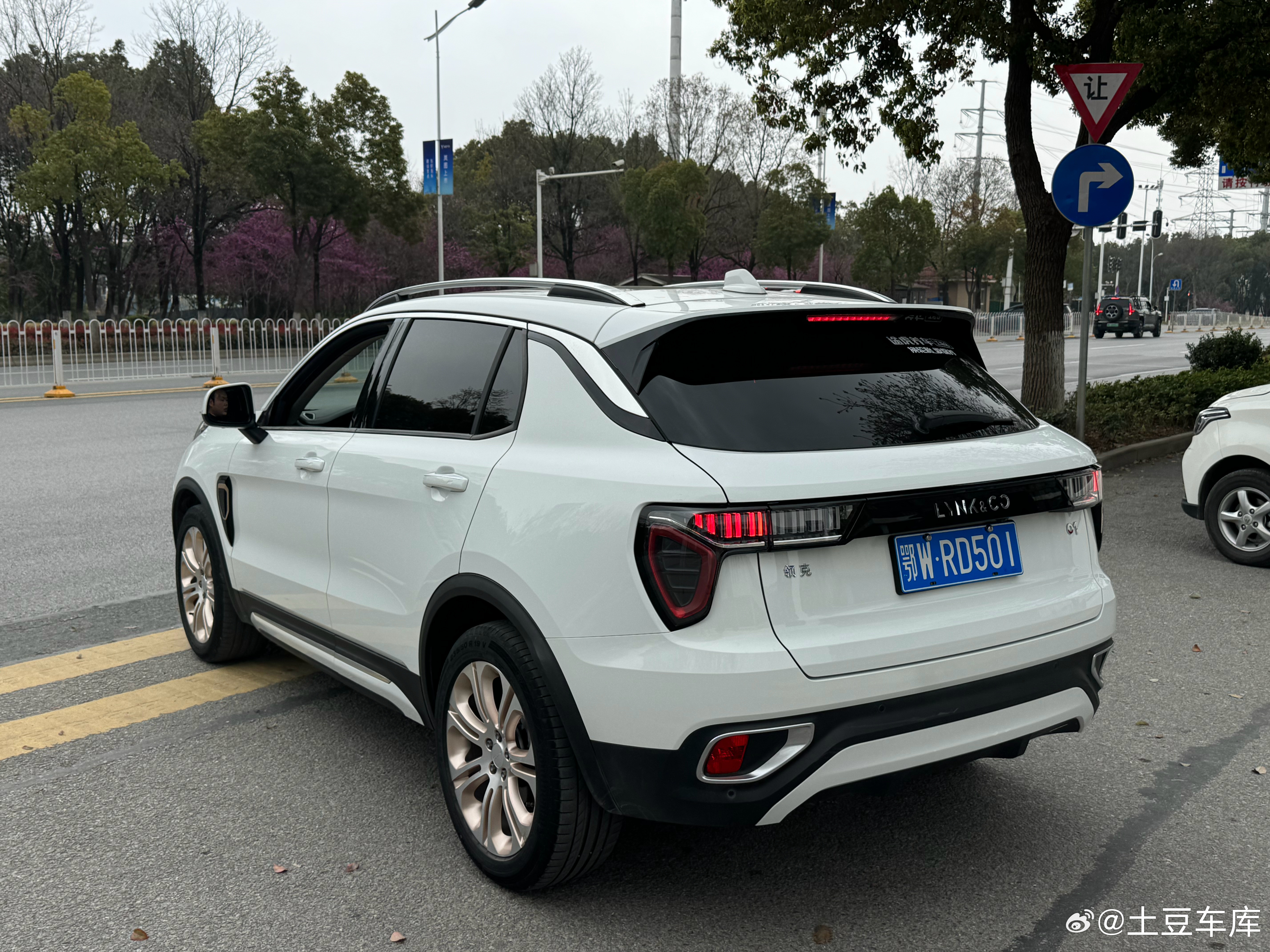 领克01顺利交付给安徽大哥这大哥是位医生平时工作特别忙只有周末有点时间早