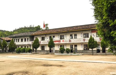 盲目撤并农村小学的做法，终于被按下了“暂停键”！ 这些年农村孩子越来越少，一