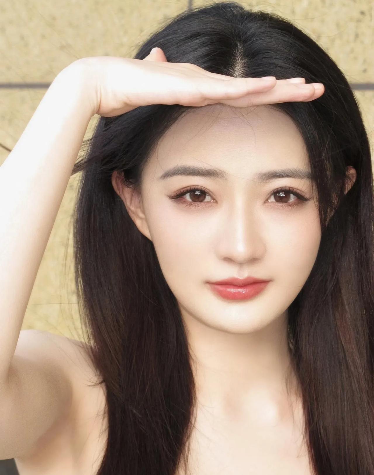 徐璐，她是《甄嬛传》的玉娆。一直觉得玉娆好可爱，一出场就记住了。她就像邻家女孩一