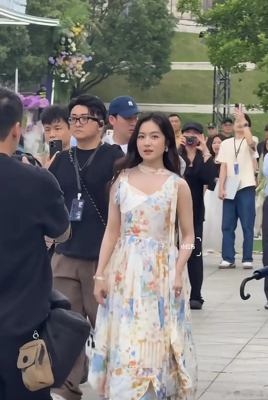 建议明星还是不要p的太过，生图跟两个人似的