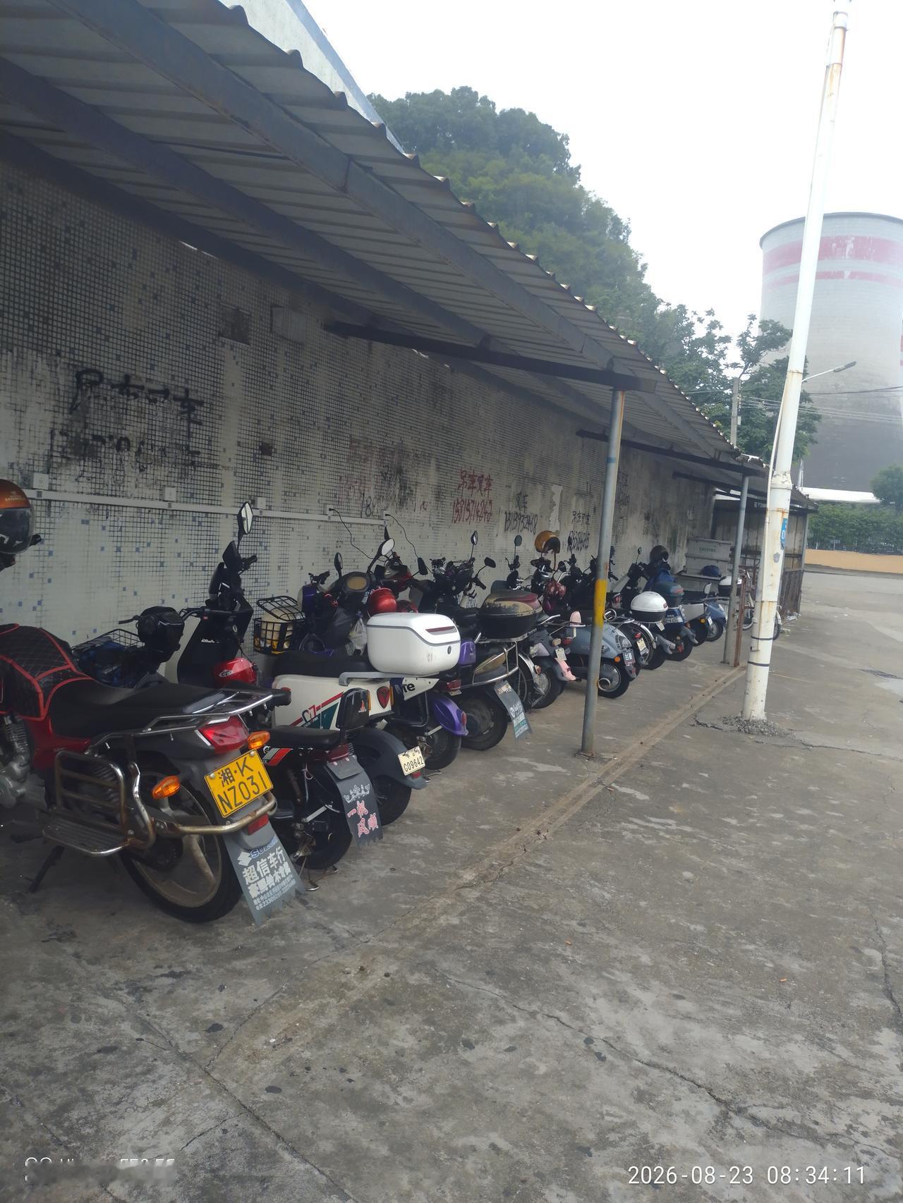 前段时间厂里为了大家上下班的安全，要求所有骑电动车上下班骑电动车都要戴头盔，否则