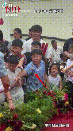 万万没有想到，安徽一场婚礼上，主持人往台下扔玩偶，其中一个男孩特别卖力，脸憋得通
