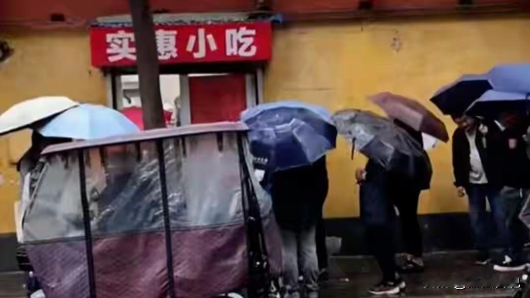 现在的人的从众心理已经到了变态的程度！郑州一个小吃店的“炒八掺”莫名其妙火了，因