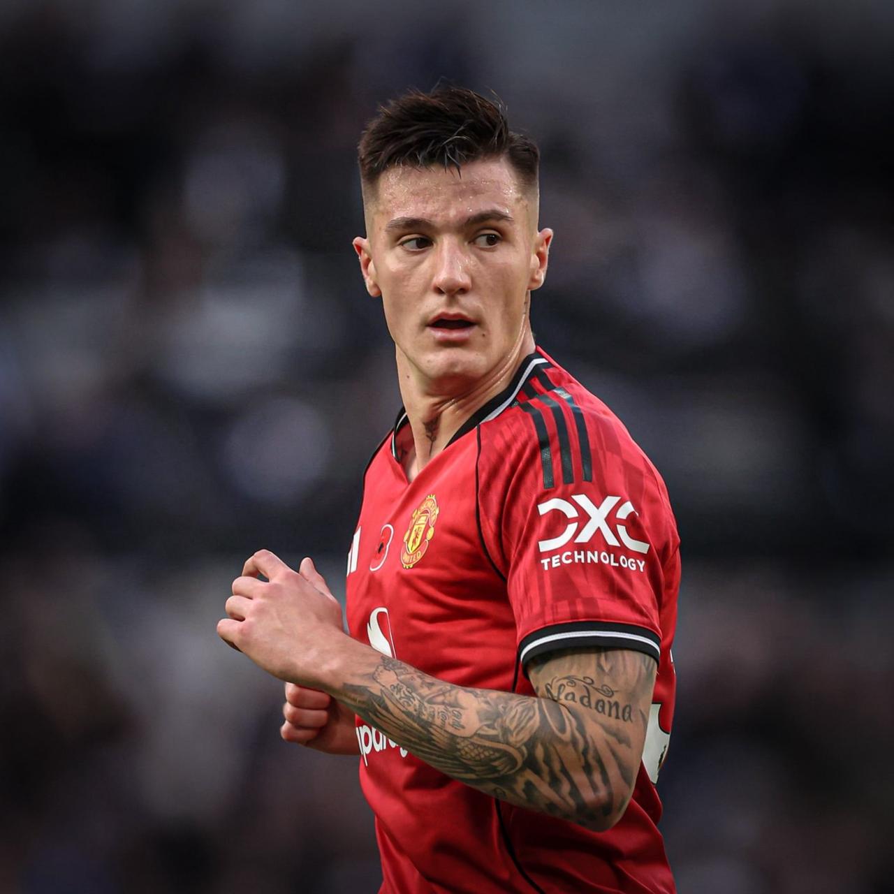 曼联被倒数第一的狼队逼平，不过一看曼联这阵容确实把人看笑了，利桑德罗-马丁内斯当