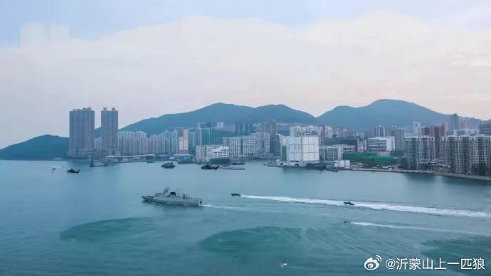 【驻香港部队,紧急拉动演练】据消息,10月27日,驻香港部队采取紧急拉动演练方式