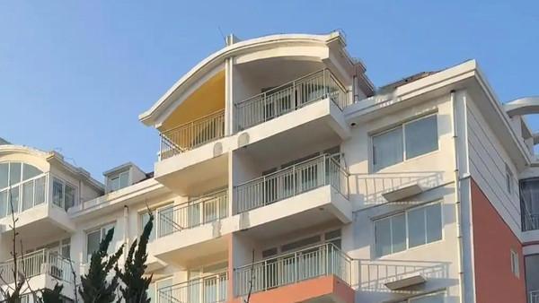 河南网友通过网络拍卖平台以8万元购买山东威海乳山一套70平米海景房的事件。7