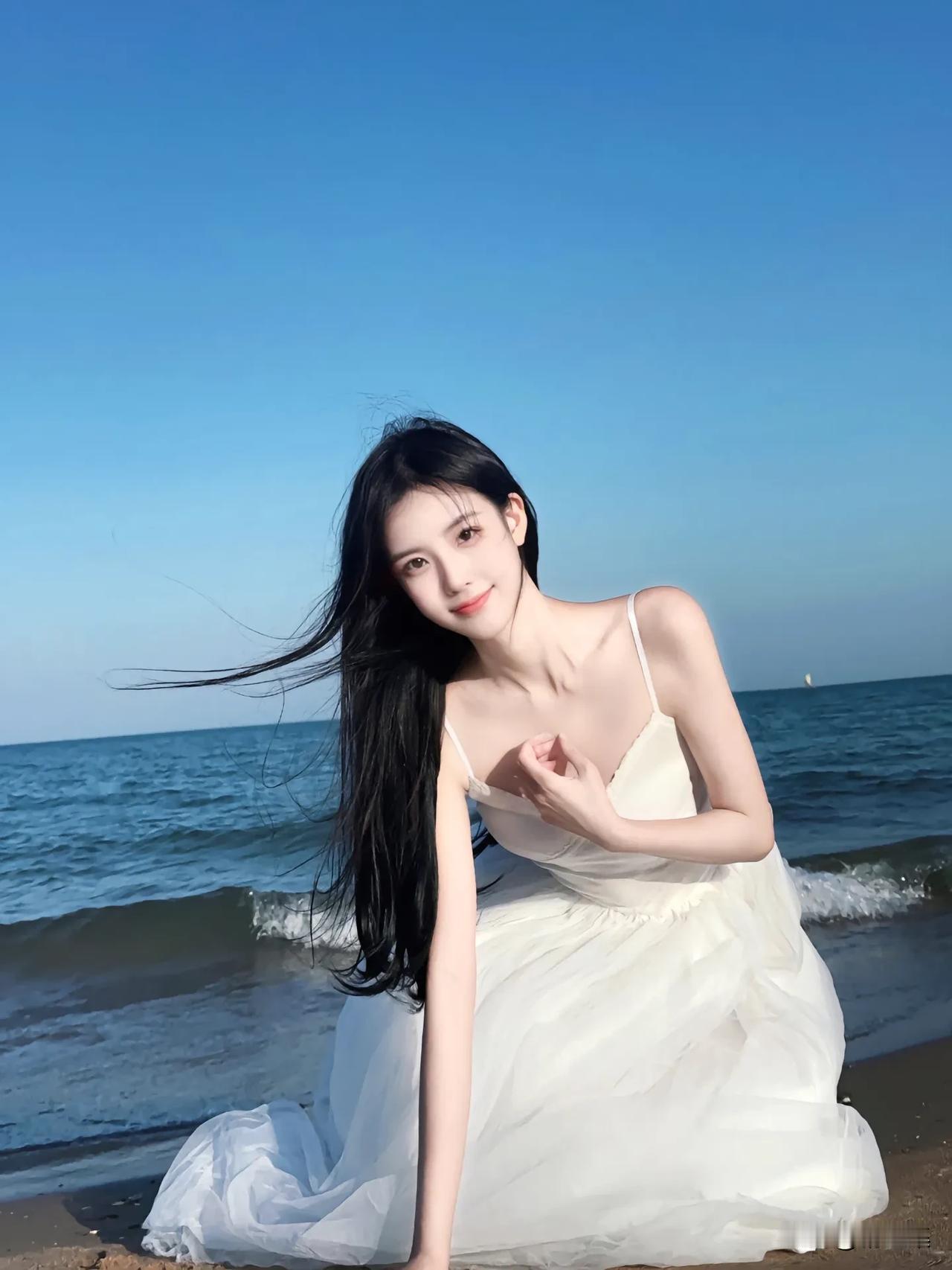 海边少女，轻纱飘逸，海风拂面，笑靥如花。