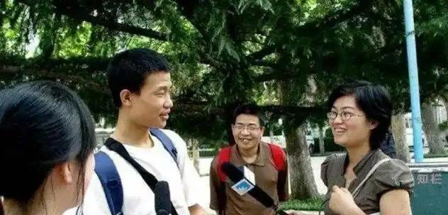 《韦东奕写给父亲的信》爸，他们总来拍我。镜头比粉笔灰还烦人。食堂阿姨