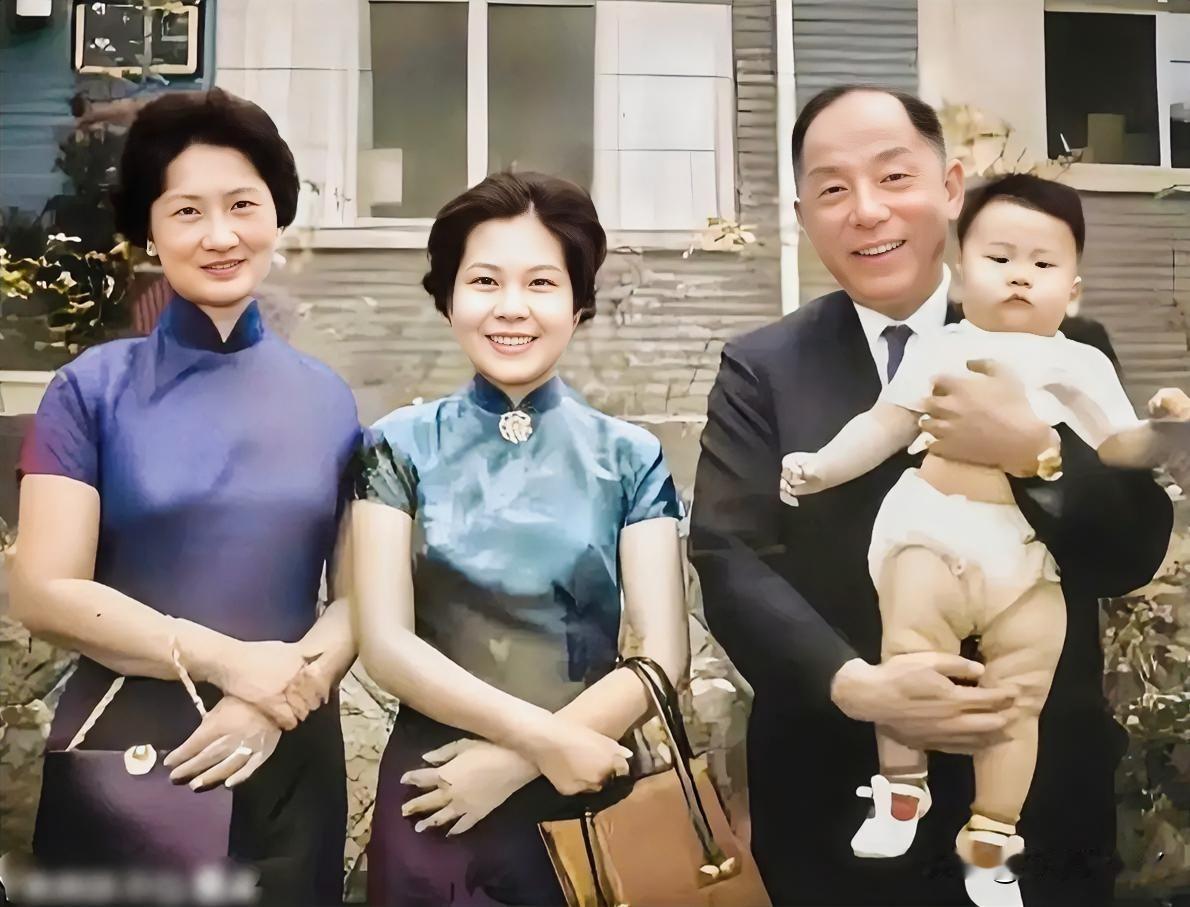 这是张学良夫妇被软禁在台湾时期与儿媳及大孙子的一张珍贵合影，拍摄于一九六二年。彼