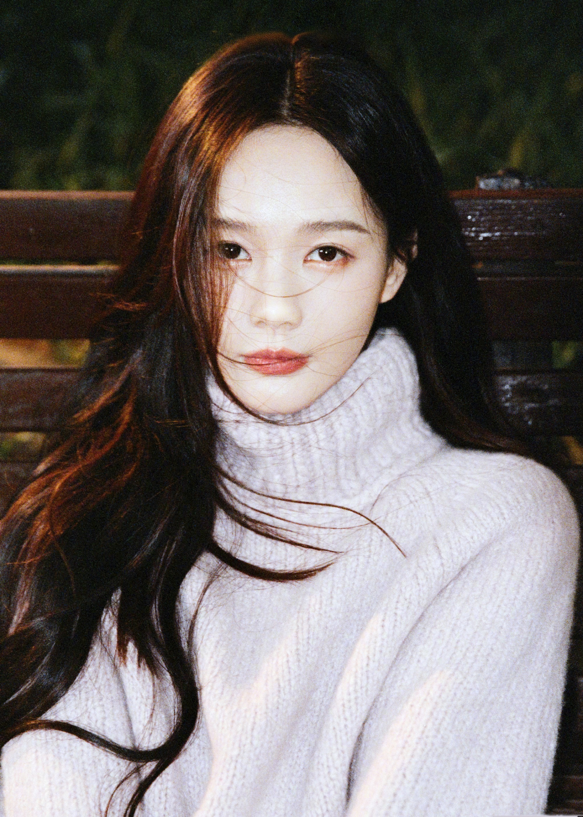 李一桐温柔穿搭：长发披肩毛衣牛仔，笑眼弯弯甜美怡人。李一桐