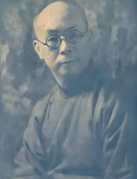 国民党高层身边的大红人，博学的才子，因上错床，沦为比汪精卫可怕的汉奸。1937年