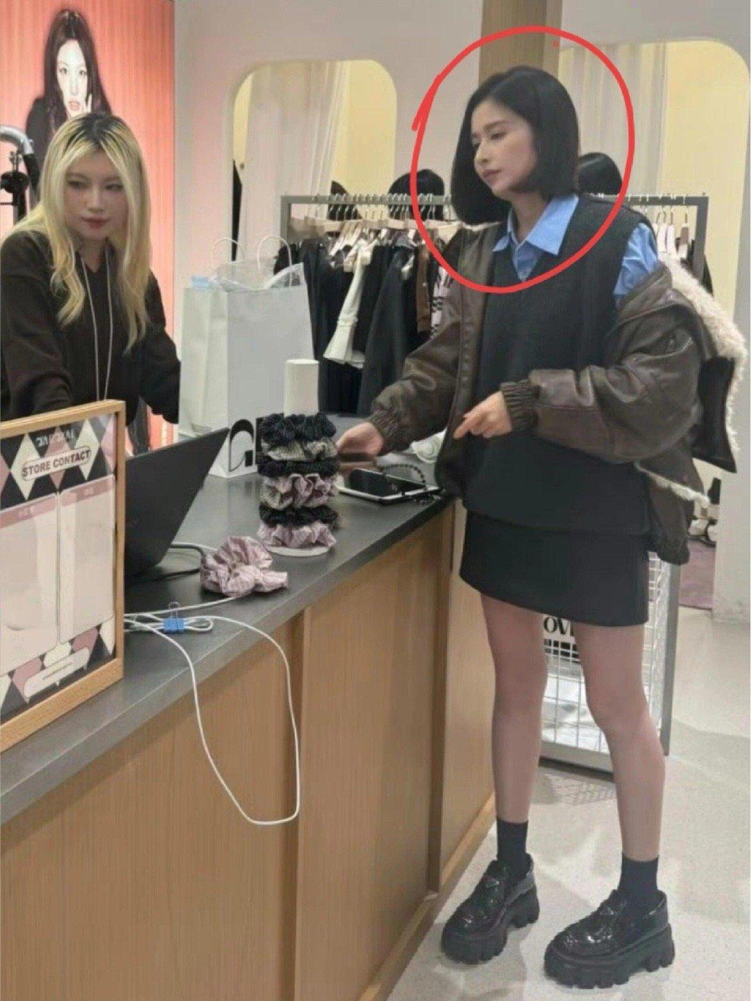 颖儿在北京三里屯买衣服，这是穿了光腿神器吗​​​