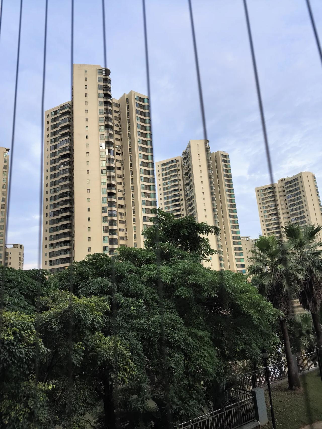 人一路走来，钱财、房子、名利都只是暂时拥有，早晚都会流转。亲友只能相伴一程，没有