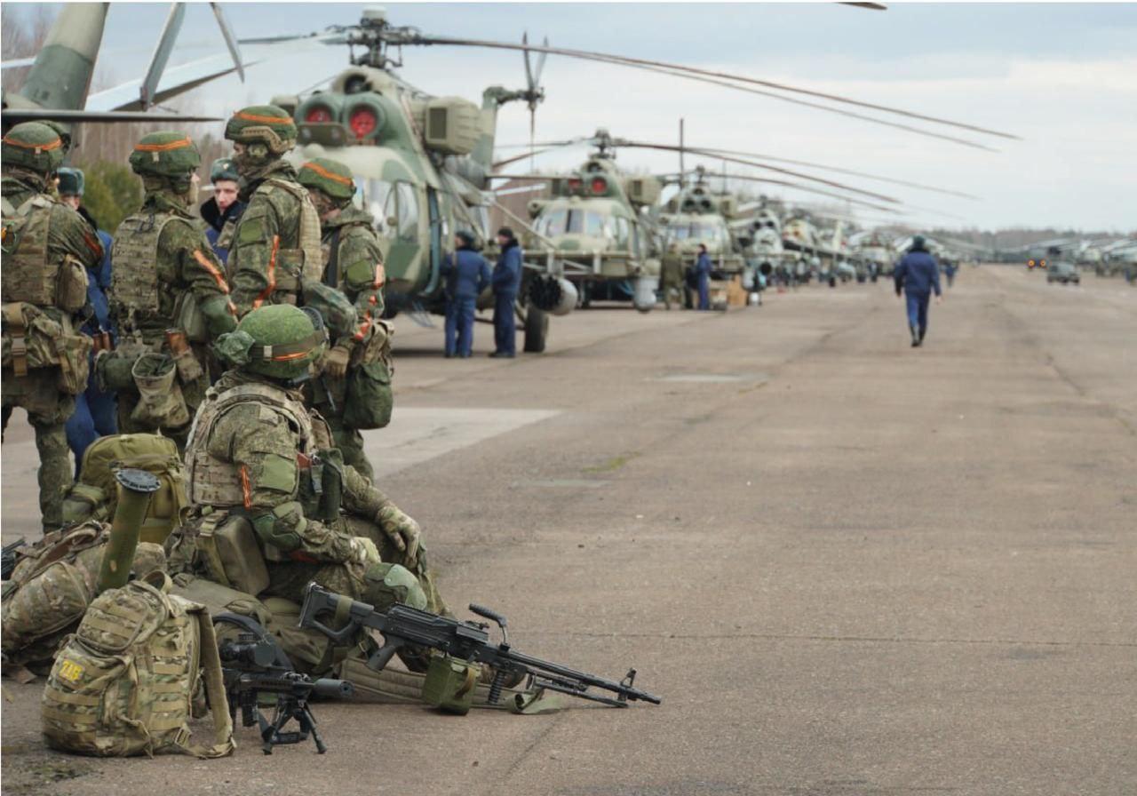 2022年2月，俄罗斯空降兵在霍斯托梅尔战役爆发前几个小时。最后一图2022年