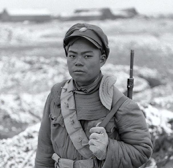 1948年3月，国民党整90师中将师长正在怒骂小电话兵，甚至开了两枪恫吓。小电话