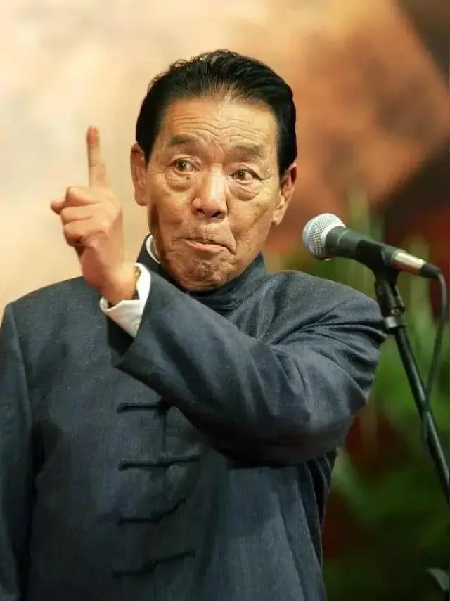 王铎：单田芳生前解释，何为“大鼓白”？朋友们，最近连丽如的一句“大鼓白”，一