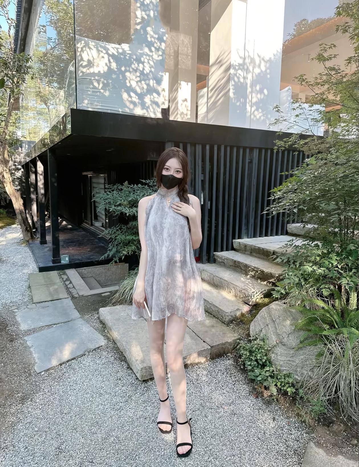 优雅漫步在现代庭院，黑白相间，时尚感十足！👗👠🏡